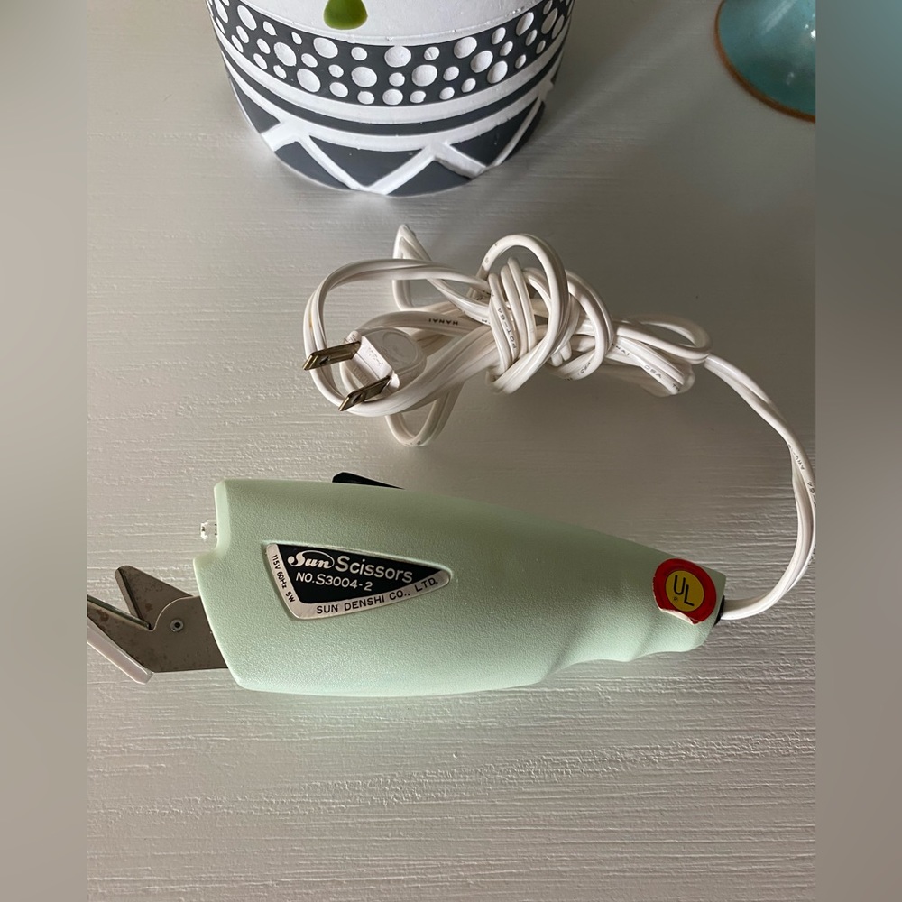 Vintage Sun Electric Scissors Model #S3004-2 UL 5 Watt Light Green/ Teal